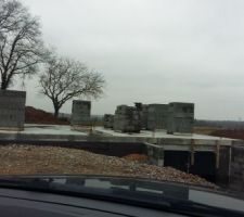 Le sous-sol est enfin terminé ^^
Les parpaings sont arrivés pour commencer l'élévation des murs