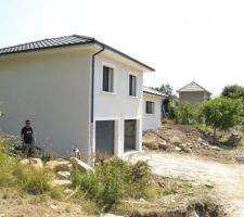 Le terrassier commence à remettre en place les terres