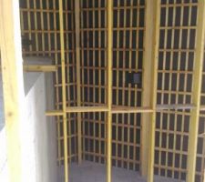 Un faux solivage. Qd pourtant un grenier &eacute;tait pr&eacute;vu, et qu'un solivage porteur &eacute;tait n&eacute;cessaire! Ma&icirc;tre mot= rester zen