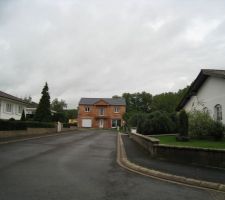 Vue de loin de la maison avec sa toiture, enfin