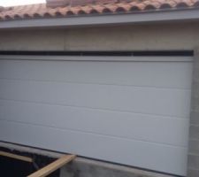 Mauvais dimensionnement de l'ouverture et gros trous au dessus de la porte de garage; il va falloir trouver une solution pour "fermer" le garage. Le conducteur de travaux essaie de nous rassurer, qu'il n'y a pas de problème , des solutions vont être trouvées mais cela commence à faire beaucoup pour un démarrage...