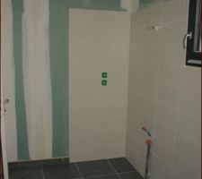 La salle de bain de l'étage est terminée également