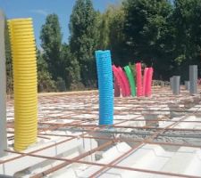 Les fourreaux en attente, le plancher et le treillis