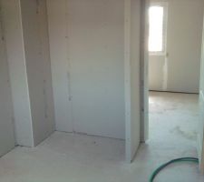 Vue sur salle de jeu depuis chambre 1