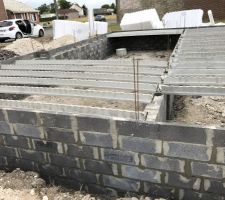 Pr&eacute;paratifs pour recevoir la dalle