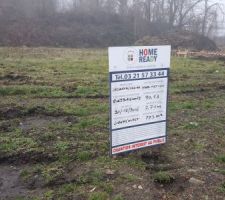 Notre terrain avec le panneau