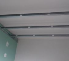 Faux plafond de la salle de bain parentale.