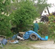 Beaucoup de dechet, suppression des seringas en bordure de terrain (dommage cela sent tellement bon) pour commencer à prépare le terrain pour le garage