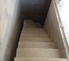 Escalier béton sous sol , 2 marches restent à rectifiées également