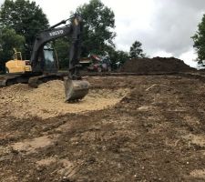 Terrassement, c'est parti pour la plateforme de la maison après avoir décapé la terre végétale