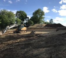 Fin du terrassement. Vu avec 2 beaux tas. Gravas et terre végétale