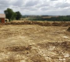 Terrain décaissé sur deux niveaux étant donné la légère pente