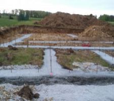Il s'agit des tranchées dans lesquels le béton a été coulé, d'une part en premier plan de la remise et plus long de la maison.