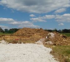 Premiers "travaux" effectués, réalisation d'une allée de concassé de 8m sur 12m pour accès à la maison pour tous les gros véhicules, peu de temps après la bétonneuse et un peu plus tard la grue pour poser la maison.