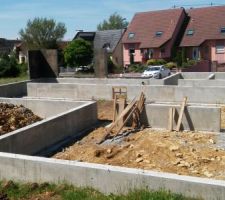 Après avoir enlevé les sortes de "moules" pour les murs (désolée pas le terme exact) nous pouvons voir un peu mieux le vide sanitaire
