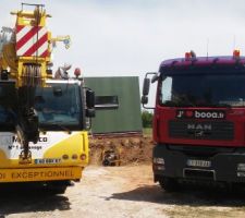 Un des 3 gros camions et sa partenaire efficace la grue bien sûr !