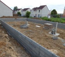 Les premiers agglos sont posés pour le vide sanitaire : 4 rangs.