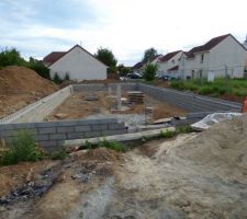 Les premiers agglos sont posés pour le vide sanitaire : 4 rangs.