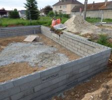 Les premiers agglos sont posés pour le vide sanitaire : 4 rangs.