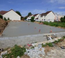 La dalle est coulée. Youpi ! Les murs vont enfin pouvoir être montés.