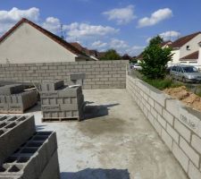 Les premières rangées sont montées. La maison s'élève enfin.