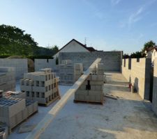 La construction se poursuit. L'emplacement des ouvertures appara&icirc;t bien.