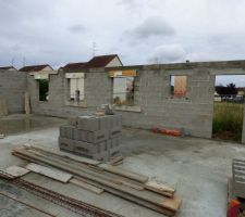 Les coffret des volets roulants sont arriv&eacute;s et peuvent enfin &ecirc;tre mont&eacute;s.