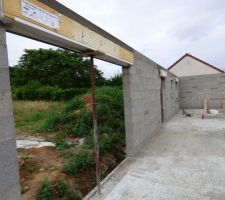 Les coffret des volets roulants sont arriv&eacute;s et peuvent enfin &ecirc;tre mont&eacute;s.