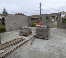 Les coffret des volets roulants sont arriv&eacute;s et peuvent enfin &ecirc;tre mont&eacute;s.