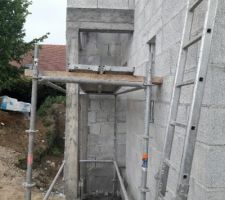 Poteau porche d'entr&eacute;e...pas droit