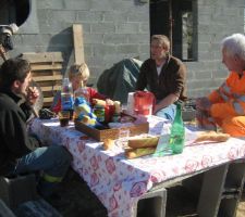 Il fait beau alors repas dehors!
elle est belle notre table, c'est design!!!