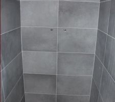 Carrelage de la douche à l'italienne dans notre salle d'eau. Même couleur de carrelage qu'au sol avec la frise en plus
