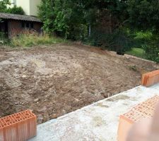 Vue de la premiere baie vitree sur le futur jardin arriere