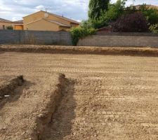 Terrassement terminé(avec quelques différences de niveau selon les endroits vérifiés et mesurés par nous. Certains endroits à 60 cm et un angle à 42 cm environ).