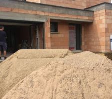 Tas de sable en attente pour les chappes