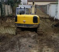 Grosse pelleteuse pour garage en beton armé. On a sous estimé la solidité de la dalle mais le mur de gauche est tombé donc a refaire par le terrassier.