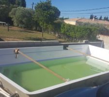 Etais pour éviter la déformation de la piscine