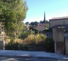 Mur cassé. L'entrée de notre terrain !