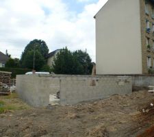 Élévation des murs du sous-sol terminée (vue arrière)