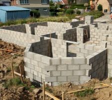 Suite et fin du vide sanitaire avec la planelle avant le plancher