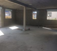 Les étais ont été enlevés, on voit un peu plus les espaces. Ici coté chambre parentale, salle d'eau/dressing et bureau