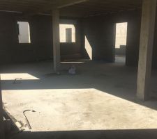 Les étais ont été enlevés, on voit un peu plus les espaces. Ici coté bureau, entrée garage et pièce de vie salon/salle à manger