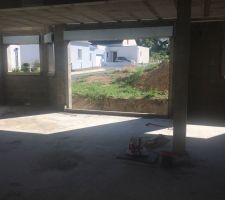 Les étais ont été enlevés, on voit un peu plus les espaces. Ici coté cuisine, salle à manger