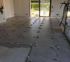 Carrelage pièce principale en cours de poser