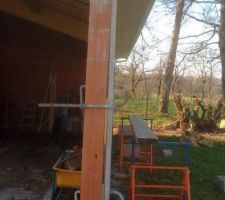 Pilier qui soutient la charpente du garage abri.