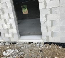 Pose des rebords de fenêtres et de porte