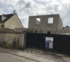 élévation des murs de l'étage terminé, et porche coulé.