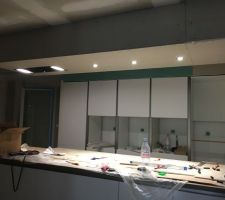 Pose de la hotte et des spots sur faux plafond cuisine