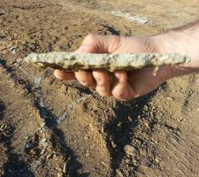 Un morceau du b&eacute;ton utilis&eacute; trouv&eacute; &agrave; c&ocirc;t&eacute; des fondations