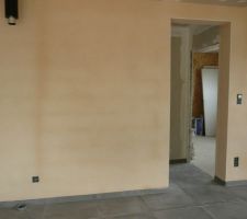 Cr&eacute;pi sur le mur int&eacute;rieur. Il reste encore des traces